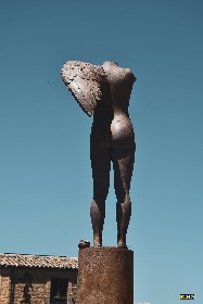 https://www.ragusanews.com//immagini_articoli/03-07-2021/1625313513-le-sculture-di-mitoraj-a-piazza-armerina-3-280.jpg