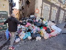 https://www.ragusanews.com//immagini_articoli/03-11-2021/catania-l-acqua-si-ritira-lasciando-montagne-di-rifiuti-foto-video-100.jpg
