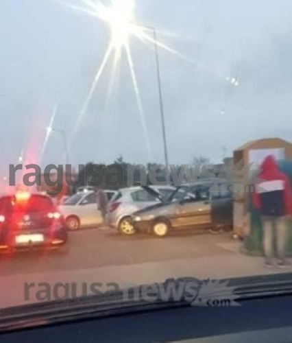 https://www.ragusanews.com//immagini_articoli/05-05-2022/quattro-auto-coinvolte-in-un-incidente-in-via-loreto-gallinara-500.jpg