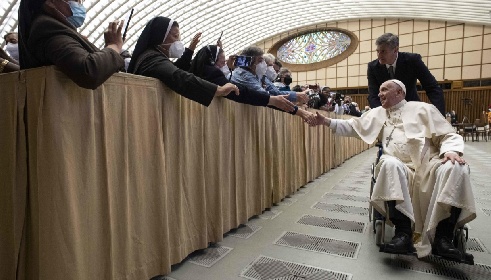 https://www.ragusanews.com//immagini_articoli/10-05-2022/papa-francesco-sulla-sedia-a-rotelle-imminente-un-operazione-foto-280.jpg