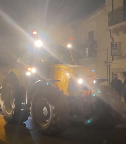 https://www.ragusanews.com//immagini_articoli/12-07-2021/trattore-a-scicli-camion-a-ispica-i-video-della-notte-ragusana-500.jpg