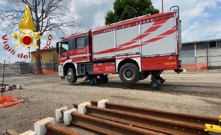 https://www.ragusanews.com//immagini_articoli/13-12-2021/1639391961-la-locomotiva-ibrida-dei-pompieri-siciliani-foto-video-5-280.jpg