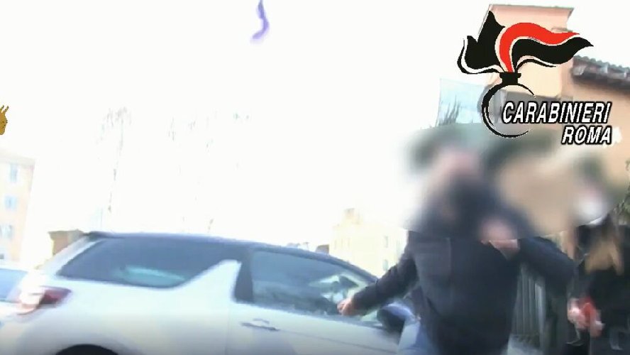 No Covid, aggressione a troupe Rai: arrestati due ultrà della Lazio VIDEO https://www.ragusanews.com//immagini_articoli/14-01-2021/no-covid-aggressione-a-troupe-rai-arrestati-due-ultra-della-lazio-video-500.jpg