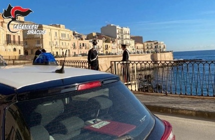 https://www.ragusanews.com//immagini_articoli/14-05-2022/sfugge-ad-un-controllo-dei-carabinieri-e-si-getta-in-mare-arrestato-280.jpg