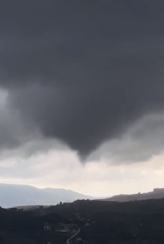 https://www.ragusanews.com//immagini_articoli/16-11-2021/tornado-pure-a-bisacquino-e-la-giornata-delle-trombe-d-aria-video-500.jpg