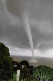 https://www.ragusanews.com//immagini_articoli/16-11-2021/trombe-d-aria-e-trombe-marine-licata-circandata-dai-tornado-tutti-i-video-280.jpg