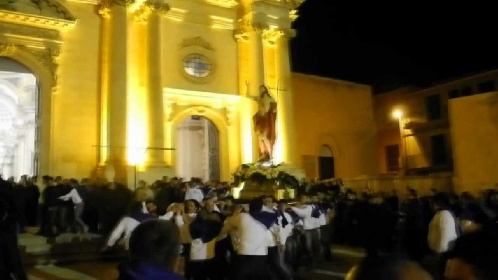 https://www.ragusanews.com//immagini_articoli/18-04-2022/cade-la-statua-del-cristo-in-processione-video-280.jpg