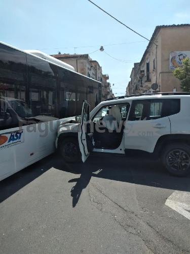 https://www.ragusanews.com//immagini_articoli/19-05-2022/autobus-contro-auto-a-scicli-feriti-500.jpg