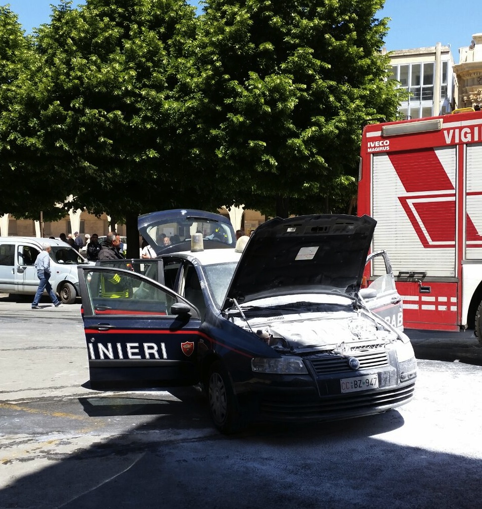 https://www.ragusanews.com//immagini_articoli/22-05-2015/1432289759-1-incendia-auto-carabinieri-in-pieno-giorno-arrestato.jpg