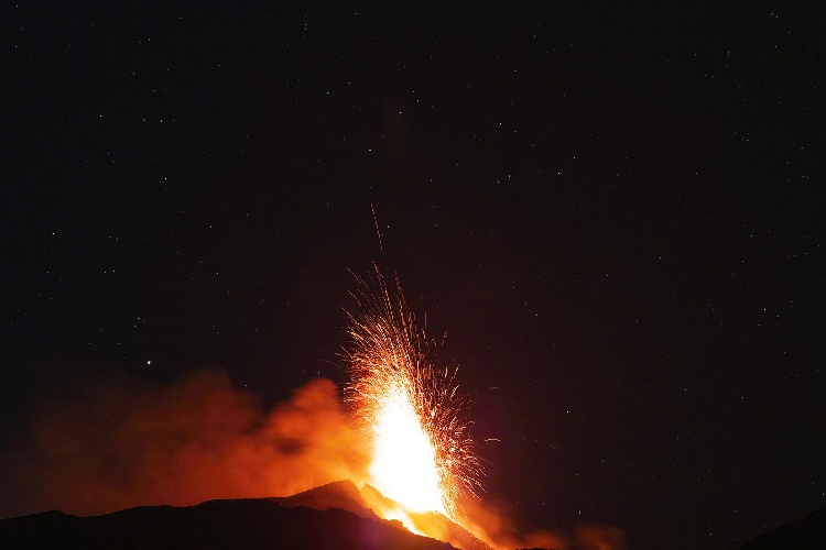 https://www.ragusanews.com//immagini_articoli/22-05-2022/1653221471-l-eruzione-dell-etna-del-22-maggio-video-1-500.jpg