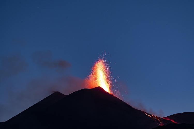 https://www.ragusanews.com//immagini_articoli/22-05-2022/l-eruzione-dell-etna-del-22-maggio-video-500.jpg