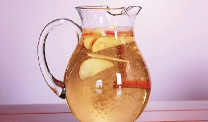 https://www.ragusanews.com//immagini_articoli/24-06-2019/dieta-acqua-bevi-l-acqua-mela-cannella-e-limone-per-perdere-peso-240.png