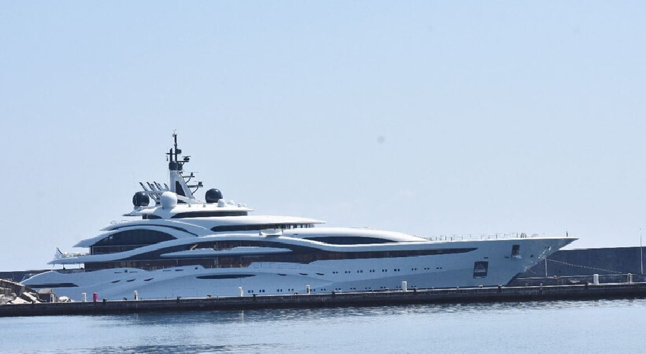 https://www.ragusanews.com//immagini_articoli/27-07-2021/al-lusail-lo-yacht-del-papa-di-al-jaazera-nel-mare-siciliano-500.jpg