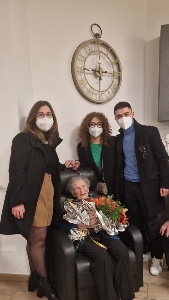 https://www.ragusanews.com/immagini_articoli/01-01-2023/pippinedda-ha-compiuto-102-anni-300.jpg