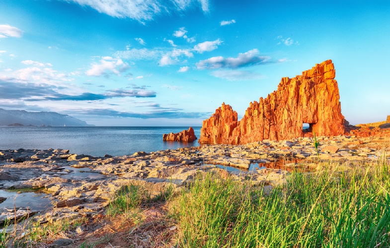 https://www.ragusanews.com/immagini_articoli/01-02-2022/sardegna-lo-spettacolo-delle-rocce-rosse-di-arbatax-500.jpg