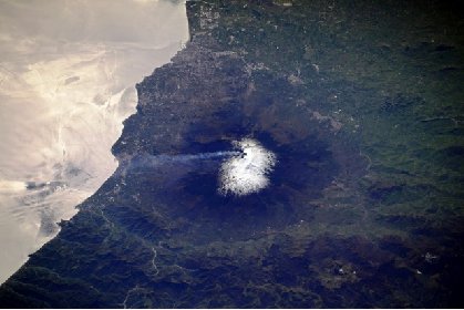 https://www.ragusanews.com/immagini_articoli/01-03-2021/1614588147-la-sicilia-dallo-spazio-video-dell-astronauta-russo-innamorato-dell-isola-1-280.jpg
