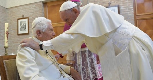 https://www.ragusanews.com/immagini_articoli/01-03-2021/ratzinger-il-papa-e-uno-solo-benedetto-prende-le-distanze-da-francesco-280.jpg