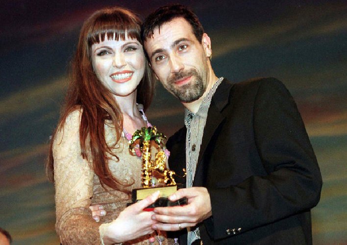 https://www.ragusanews.com/immagini_articoli/01-04-2019/silvia-salemi-risfida-jalisse-dietro-fornelli-500.jpg