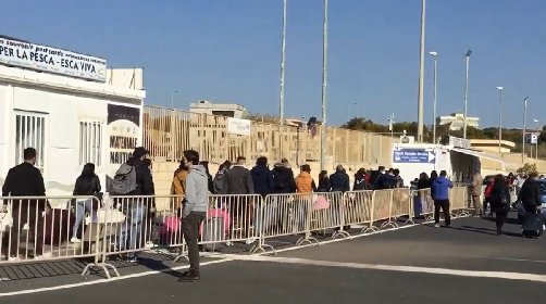 https://www.ragusanews.com/immagini_articoli/01-04-2021/pozzallo-i-primi-arrivi-per-le-feste-video-280.jpg