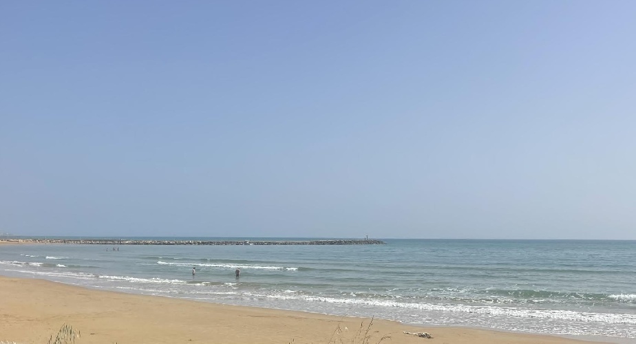 https://www.ragusanews.com/immagini_articoli/01-04-2024/donnalucata-chi-fa-il-bagno-alla-spiaggia-di-ponente-500.jpg