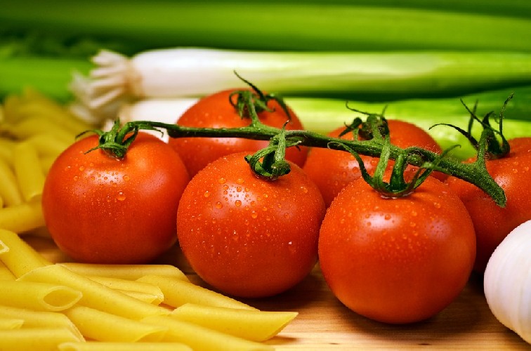 https://www.ragusanews.com/immagini_articoli/01-05-2020/pomodori-fanno-bene-alla-dieta-500.jpg