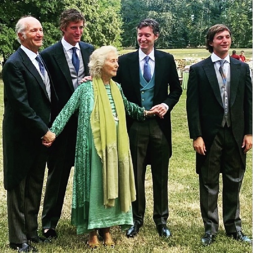 https://www.ragusanews.com/immagini_articoli/01-05-2024/1714583202-gianni-agnelli-le-due-sorelle-viventi-cristiana-e-maria-sole-agnelli-3-500.jpg