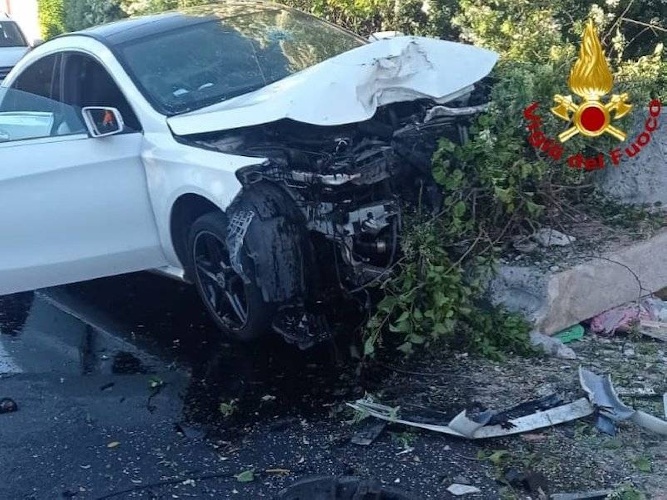 https://www.ragusanews.com/immagini_articoli/01-05-2025/auto-contro-muro-21enne-in-ospedale-500.jpg