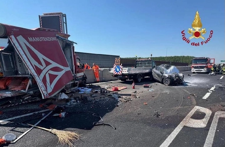 https://www.ragusanews.com/immagini_articoli/01-05-2025/auto-travolge-cantiere-sulla-a4-due-morti-vicino-venezia-500.webp