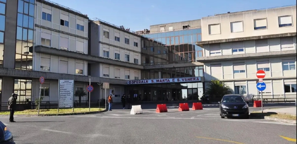 https://www.ragusanews.com/immagini_articoli/01-05-2025/bambino-ha-un-malore-e-muore-per-arresto-cardiaco-dopo-la-corsa-disperata-in-ospedale-500.webp