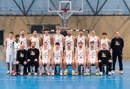 https://www.ragusanews.com/immagini_articoli/01-05-2025/basket-playoff-dr1-sicilia-la-meerkat-scicli-vola-in-finale-300.jpg