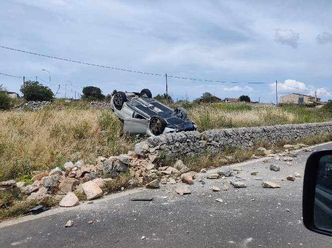 https://www.ragusanews.com/immagini_articoli/01-06-2023/ragusa-il-nostro-incubo-con-le-auto-che-cappottano-in-contrada-pozzillo-500.jpg