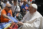 https://www.ragusanews.com/immagini_articoli/01-06-2024/ignazio-drago-e-il-dono-del-libro-discover-scicli-a-papa-francesco-100.jpg