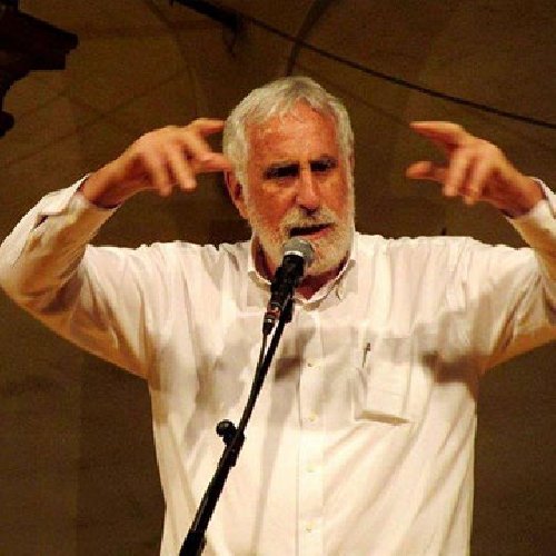 https://www.ragusanews.com/immagini_articoli/01-08-2019/ciccio-schembari-legge-camilleri-mentre-si-inaugura-una-mostra-500.jpg