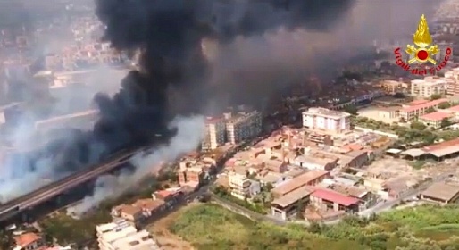 https://www.ragusanews.com/immagini_articoli/01-08-2021/incendi-a-catania-sindaco-un-disastro-280.jpg