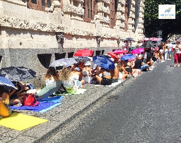 https://www.ragusanews.com/immagini_articoli/01-08-2022/blanco-blocca-catania-fan-accampati-in-strada-foto-280.jpg