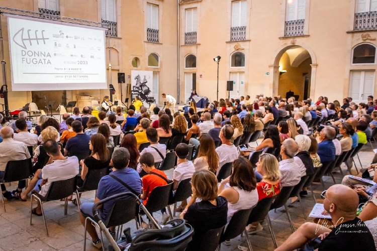 https://www.ragusanews.com/immagini_articoli/01-08-2024/il-donnafugata-film-festival-dal-6-agosto-al-castello-500.jpg