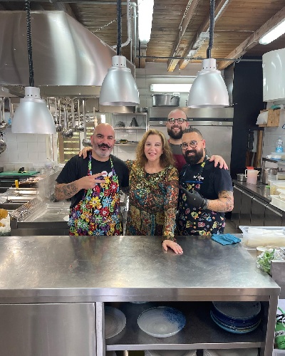 https://www.ragusanews.com/immagini_articoli/01-10-2022/stefania-sandrelli-a-pranzo-a-marina-di-modica-film-a-scicli-e-ragusa-500.jpg