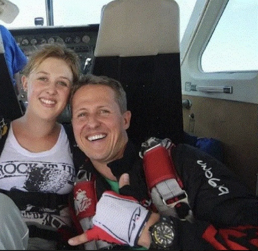 https://www.ragusanews.com/immagini_articoli/01-10-2024/1727800170-michael-schumacher-per-la-prima-volta-in-pubblico-al-matrimonio-figlia-1-500.jpg