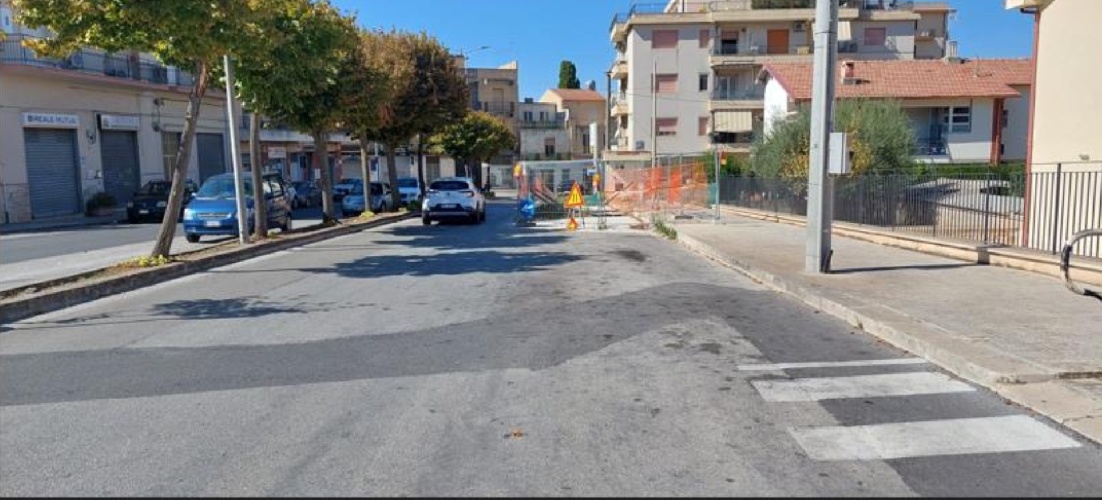 https://www.ragusanews.com/immagini_articoli/01-11-2023/l-infinito-cantiere-in-via-de-gasperi-a-modica-500.jpg
