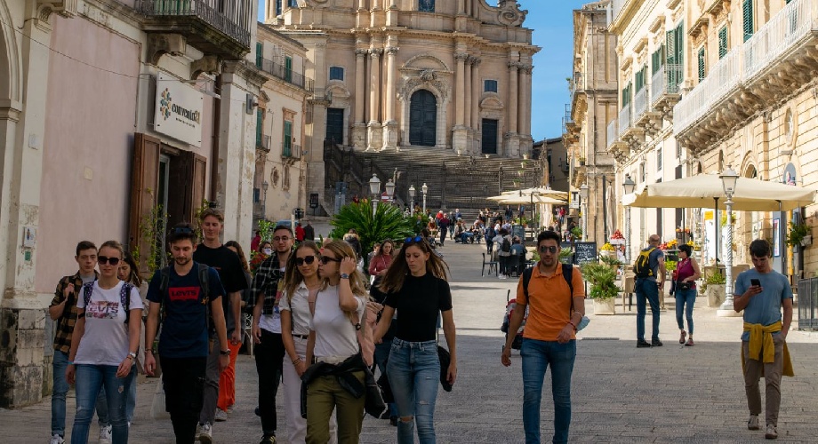 https://www.ragusanews.com/immagini_articoli/01-12-2021/covid-arriva-l-ordinanza-bis-musumeci-salvare-il-salvabile-500.jpg