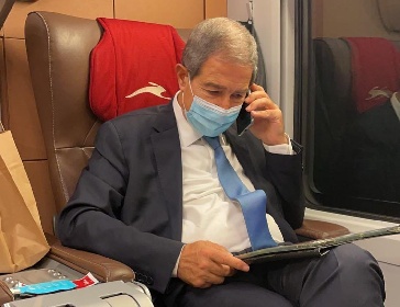 https://www.ragusanews.com/immagini_articoli/01-12-2021/mascherine-ovunque-per-over-12-l-ordinanza-beffa-di-musumeci-per-natale-280.jpg
