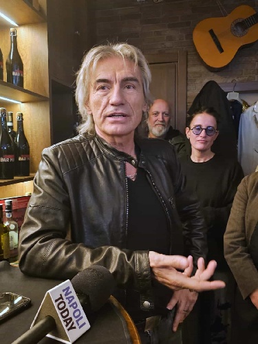 https://www.ragusanews.com/immagini_articoli/01-12-2024/1733046442-ligabue-inaugura-il-bar-mario-al-centro-storico-di-napoli-1-500.jpg