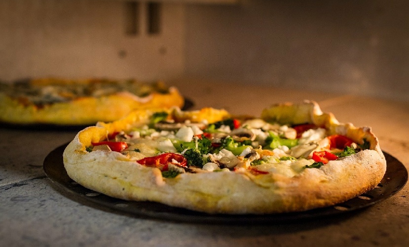 https://www.ragusanews.com/immagini_articoli/02-02-2022/colesterolo-alto-si-puo-mangiare-la-pizza-500.jpg