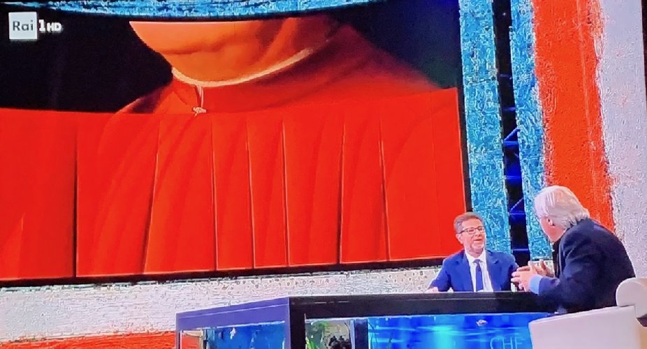 https://www.ragusanews.com/immagini_articoli/02-03-2019/1551527969-sgarbi-tagli-lucio-fontana-antonello-messina-foto-1-500.jpg