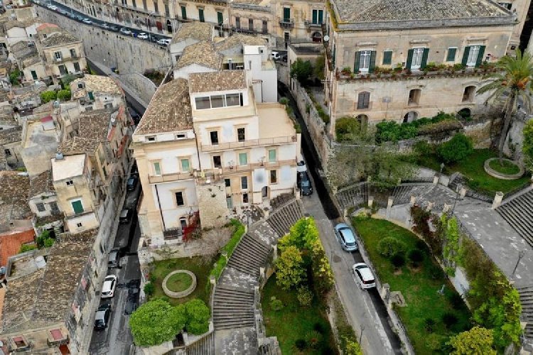 https://www.ragusanews.com/immagini_articoli/02-03-2021/1614694885-immobili-all-asta-si-vendono-pure-i-conventi-in-sicilia-250-foto-1-500.jpg