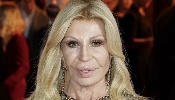 https://www.ragusanews.com/immagini_articoli/02-03-2025/prada-si-avvicina-all-acquisto-di-versace-operazione-da-1-5-miliardi-100.jpg