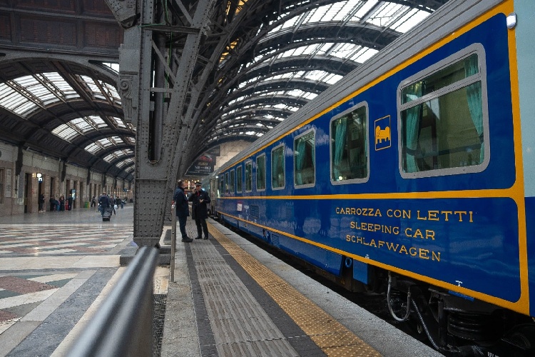 https://www.ragusanews.com/immagini_articoli/02-04-2025/a-pasqua-torna-il-treno-sicilia-express-dedicato-al-rientro-dei-siciliani-per-le-feste-500.jpg