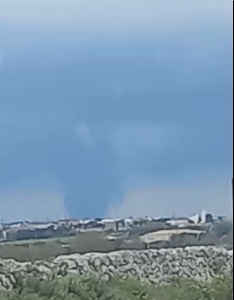 https://www.ragusanews.com/immagini_articoli/02-04-2025/tromba-d-aria-a-ragusa-il-primo-aprile-300.jpg