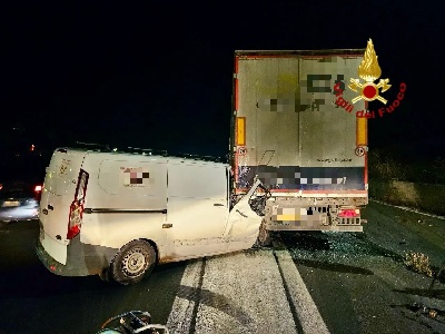 https://www.ragusanews.com/immagini_articoli/02-05-2025/catania-scontro-furgone-camion-in-tangenziale-300.jpg