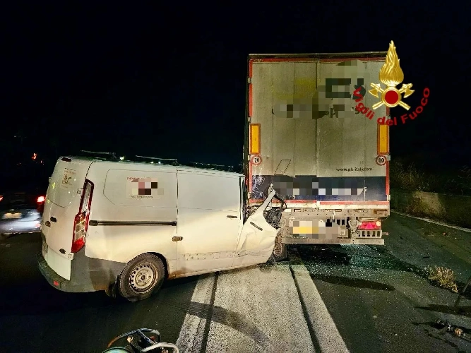 https://www.ragusanews.com/immagini_articoli/02-05-2025/catania-scontro-furgone-camion-in-tangenziale-500.webp